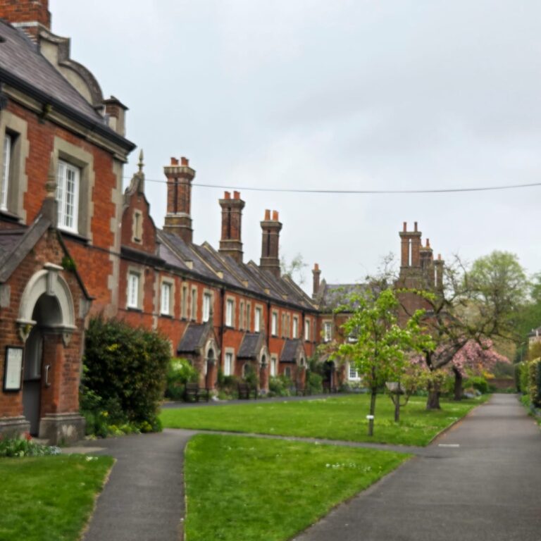מנזר שהפך בעיר וינצסטר לדיור מוגן איכותי