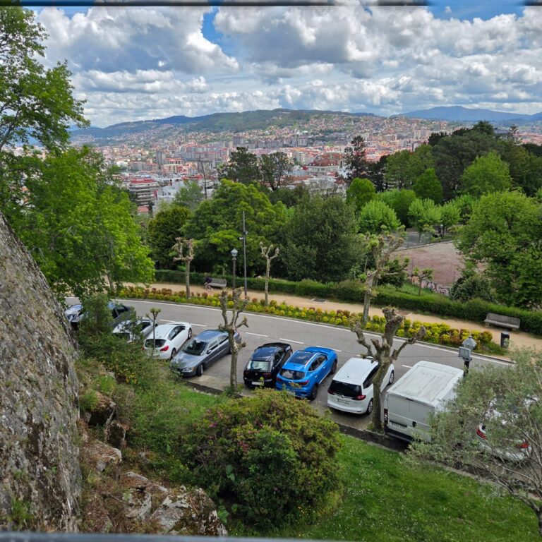 מראה העיר באיונה מהמצודה שהגנה על הנמל בצפון ספרד