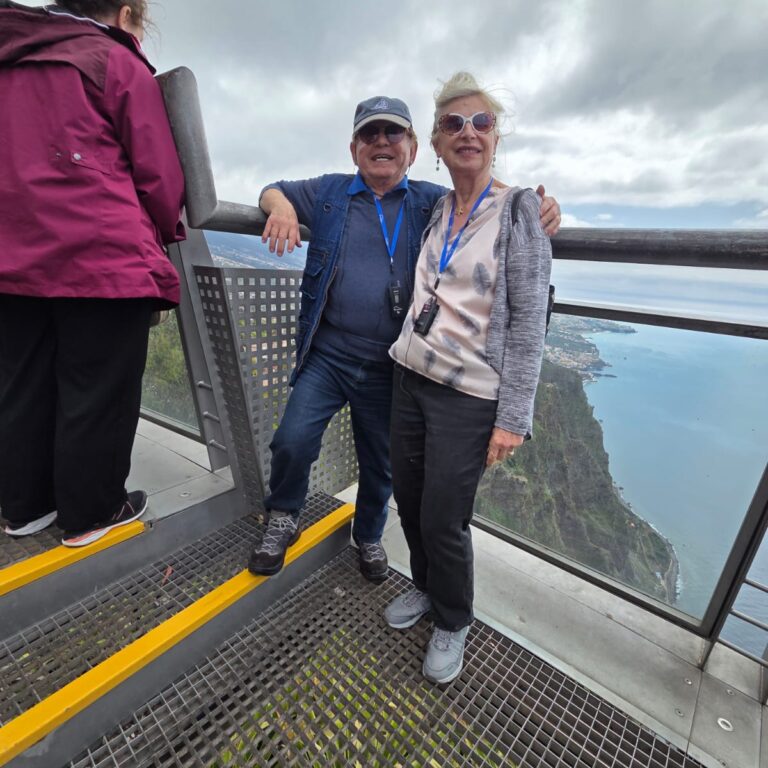 מרפסת שקופה בגובה 500 מטרים מעל הצוק היורד בתלילות באי מאדירה הפורטוגזי