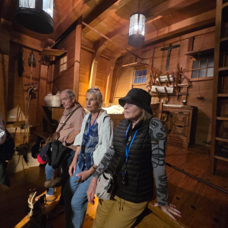 מתבוננים בהעתק של חדר הפיקוד והשינה של הספינה של קוחומבוס