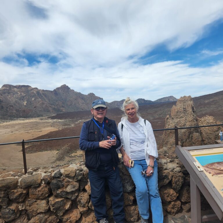 עומדים לפני האנדרטה של הפסל שהחייה את האי לנזרט