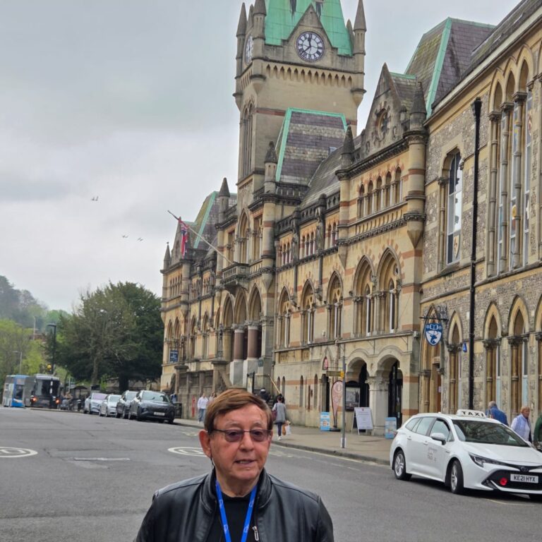 על רקע של בניין העירייה בעיר האנגלית וינצסטר