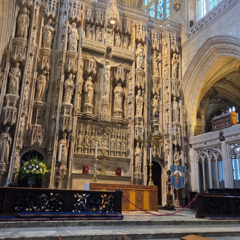 פינת התפילה בקצה הקתדרלה בוינצסטר בדרום אנגליה