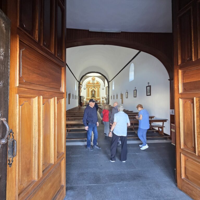 פנים הכנסיה הצנועה שהוקמה כתודה למריה שעצרה את התפשטות הלאבה יעני!