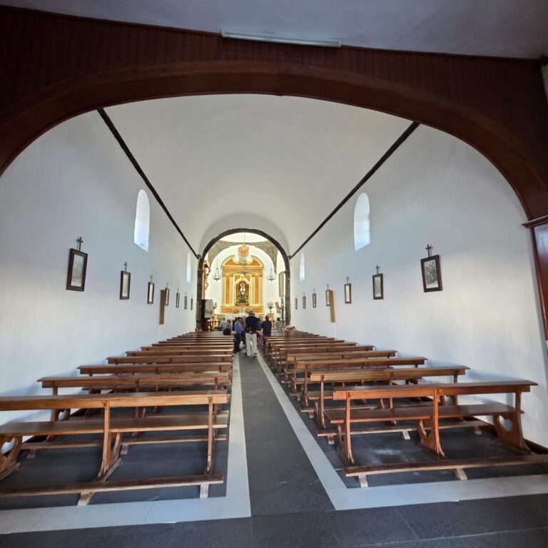 פנים הכנסיה הצנועה שנבנתה לכבוד הבתולה מריה שעצרה יעני את התפשטות הלאבה והצילה את הכפר