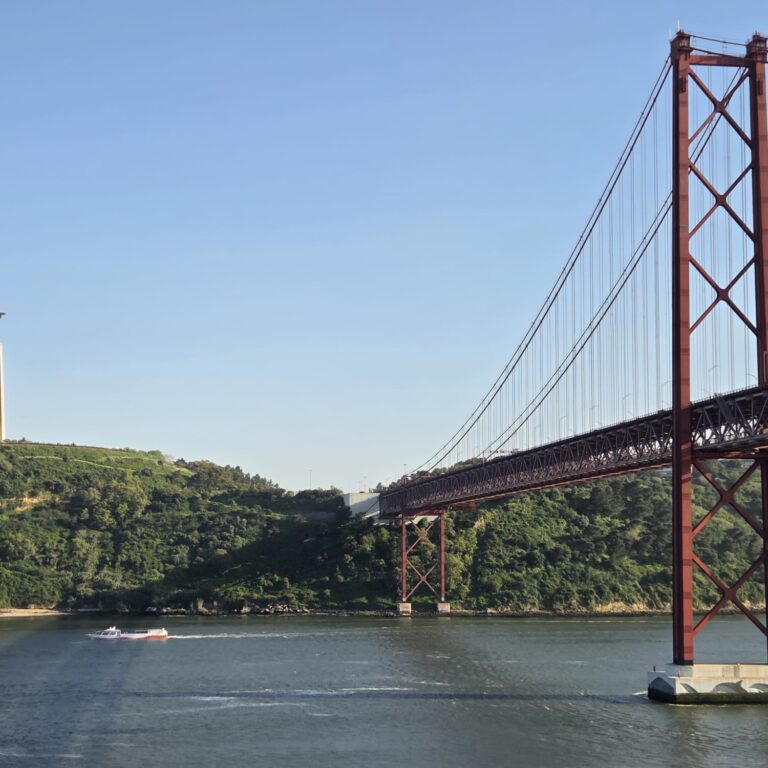 פסל ישו ענק משקיף על הגשר