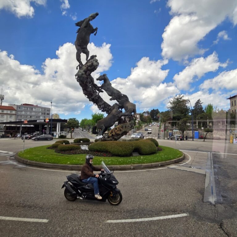 פסל סוסי הפרא בעיר ויגו ששוטטו בזמנו באיזור גליסיה בצפון מערב ספרד
