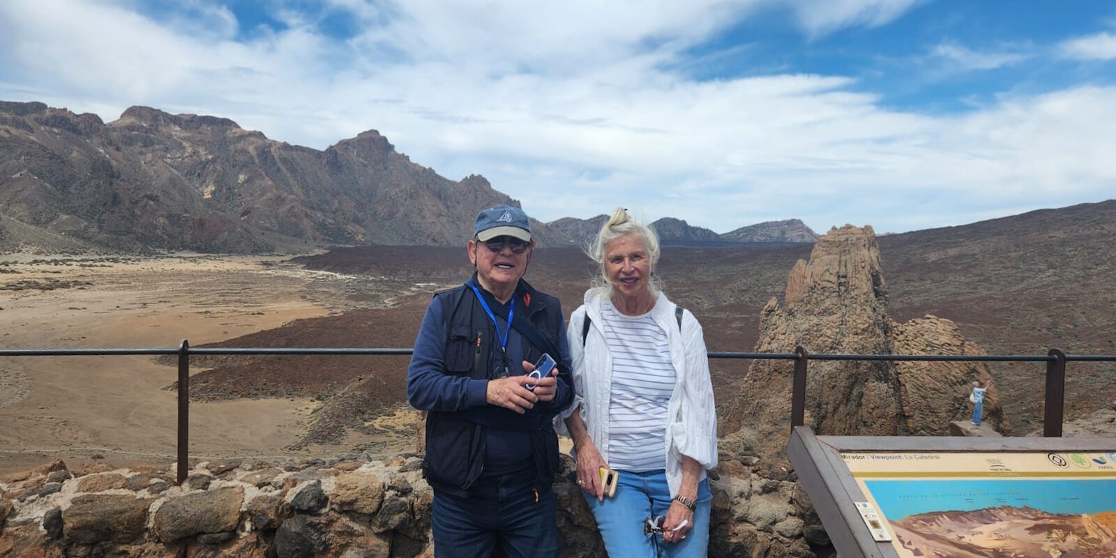 צביה וג'קסי על רקע הר הגעש בטנריף