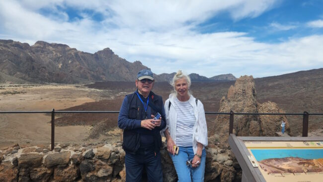 צביה וג'קסי על רקע הר הגעש בטנריף