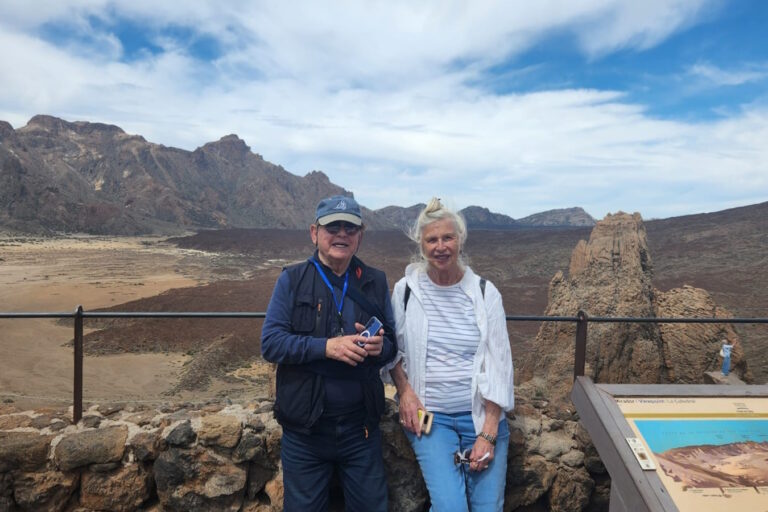 צביה וג'קסי על רקע הר הגעש בטנריף