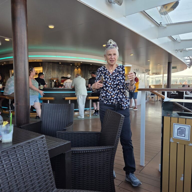 צביה על הסיפון עם בירה עבורי