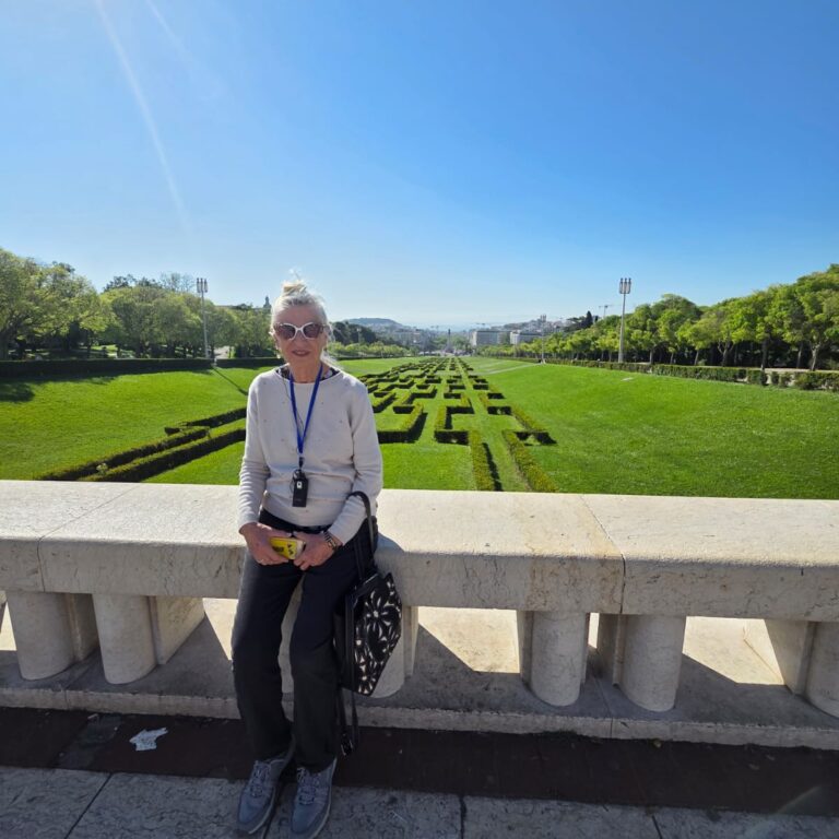 צביה על רקע מרפסת התצפית שנבנ תה לכבוד ביקורו של המלך האנגלי אדוארד השביעי בפורטוגל