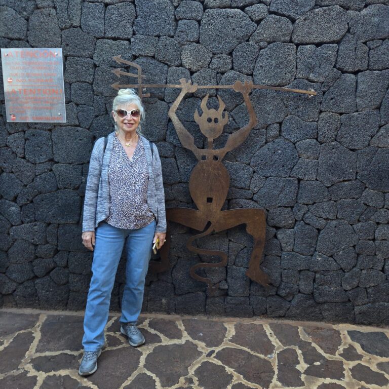 צביה על רקע פסלו של השטן שהוליד את ביבי כנראה בשמורת הר הגעש