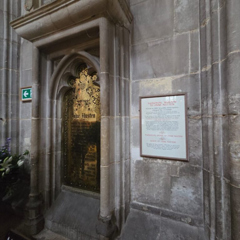 קברה של הסופרת הבריטית ג'ין אוסטין הפך למקום עליה לרגל לקוראיה ולצופי סדרות הטלוויזיה שעשו על הספרים שלה