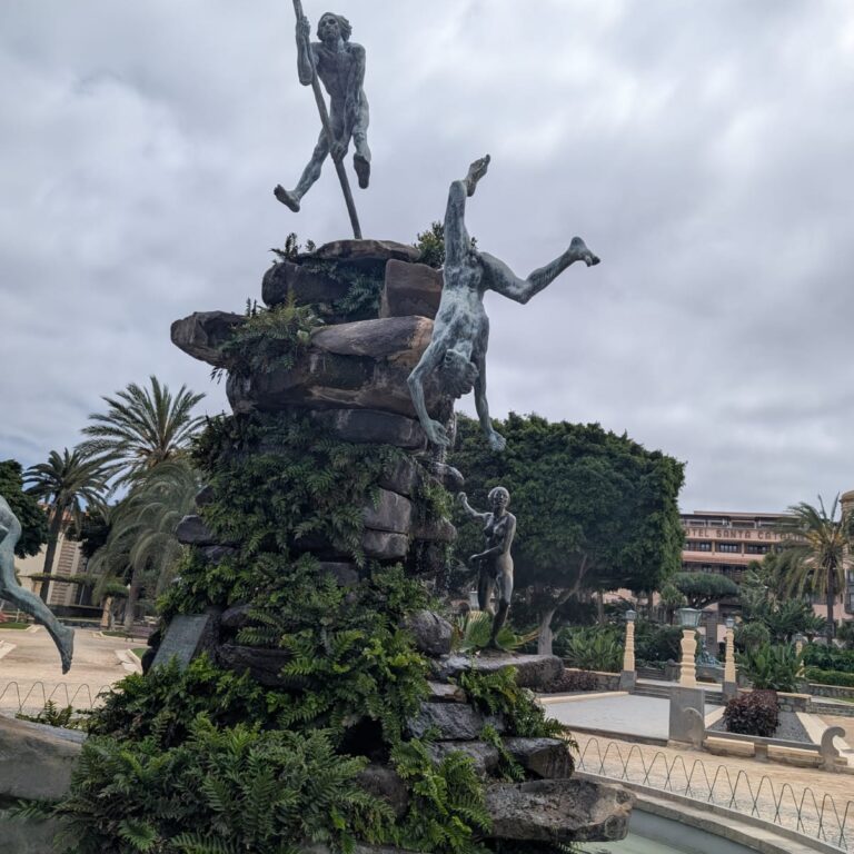 שבטי הגוואנצוס שאיכלסו את האיים הקאנאריים אלף שנים לפני שהגיעו הספרדים לחמו 90 שנה עד שהוכנעו באכזריות על ידי הספרדים