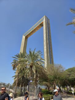 המסגרת הענקית שמפרידה בין העבר של אבו דאבי להווה