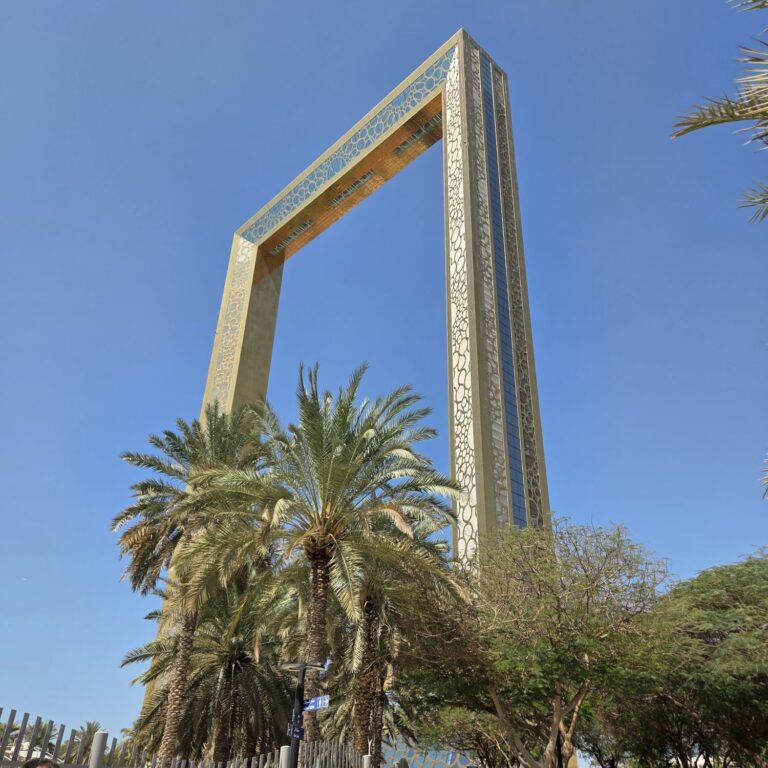 המסגרת הענקית שמפרידה בין העבר של אבו דאבי להווה